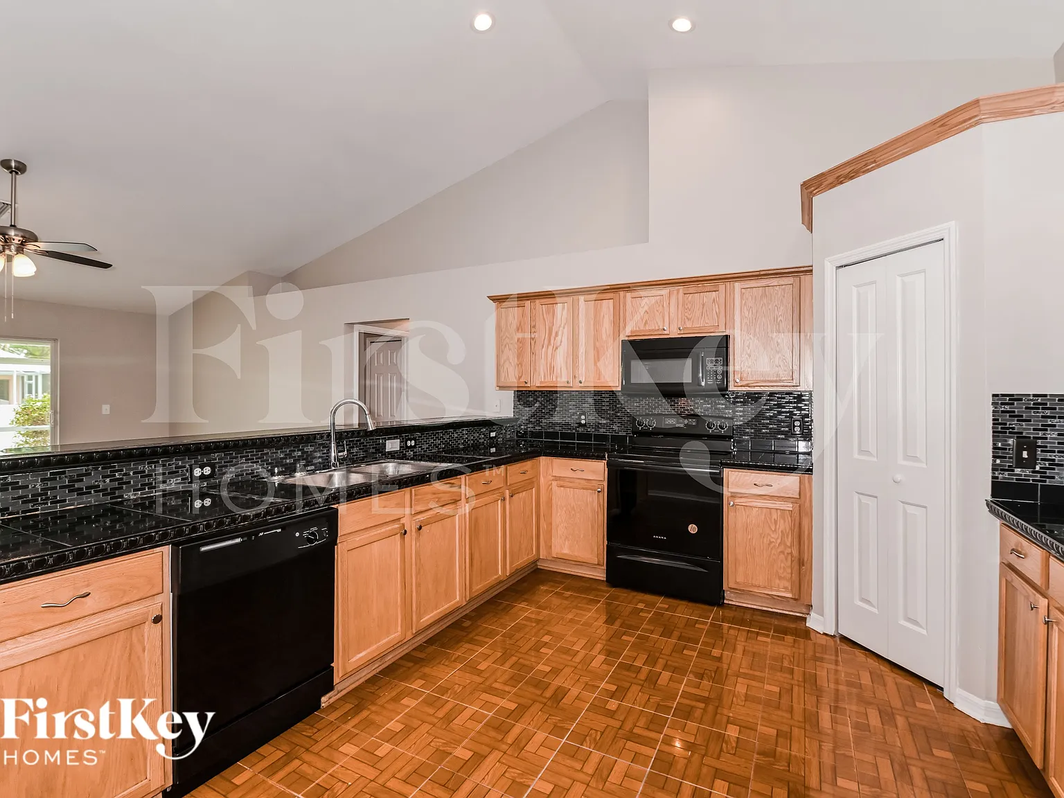 4 bed, 2.0 bath, 1785 sqft, $2,245 — Photo 4