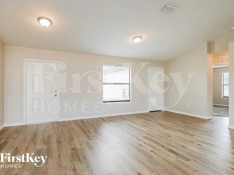 3008 45th St SW — Photo 3
