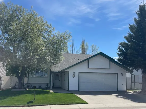 16 Upland St W, Brooks, AB T1R 1J8