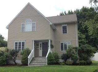 608 S Pine Creek Rd, Fairfield, CT 06824