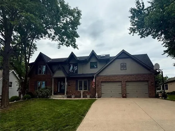 1208 Tanglewood St, Leavenworth, KS 66048