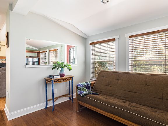 5th image of 48 Edgemere St