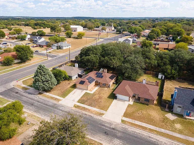 2210 Barry Dr — Photo 2