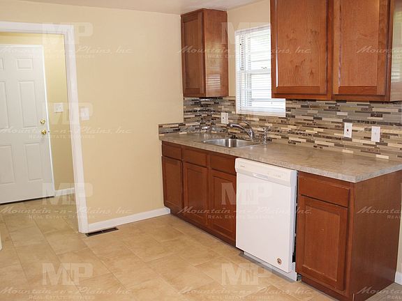 4th image of 216 Clover Ln