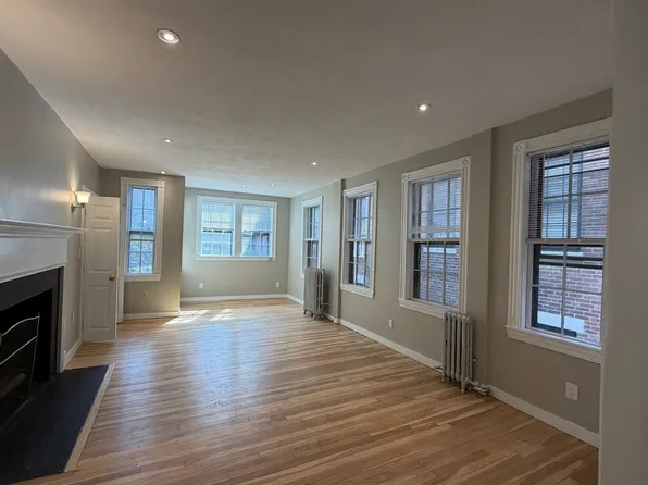 82 1/2 Phillips St, Boston, MA