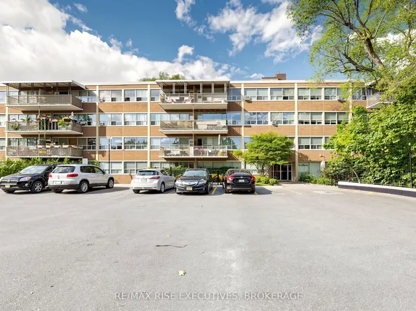 160 The Donway W #304, Toronto, ON M3C 2G1