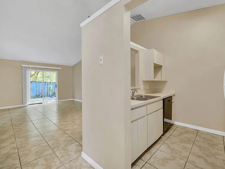 1740 E Line St #1 — Photo 4