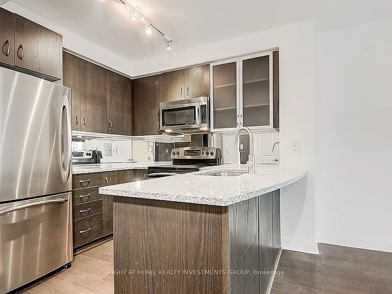 18 Yorkville Ave #704 — Photo 4