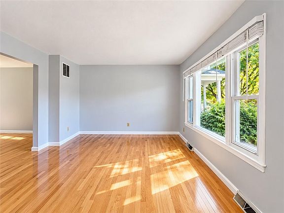 4th image of 10 Bateman Ave APT C3