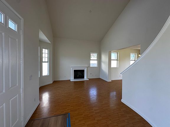 4th image of 15841 Dianthus St
