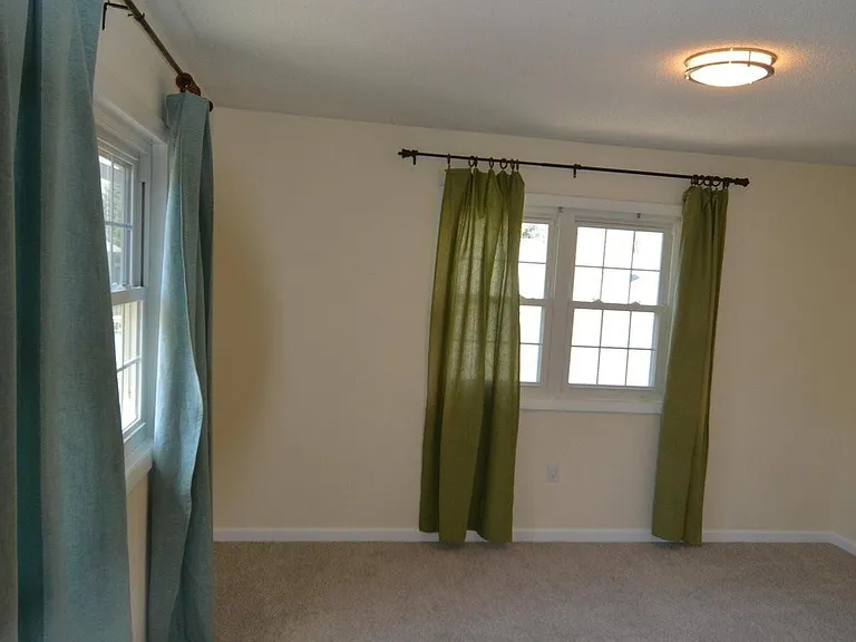 990 Sparta Dr — Photo 10