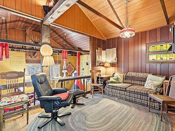 5th image of 2476 Riverside Dr