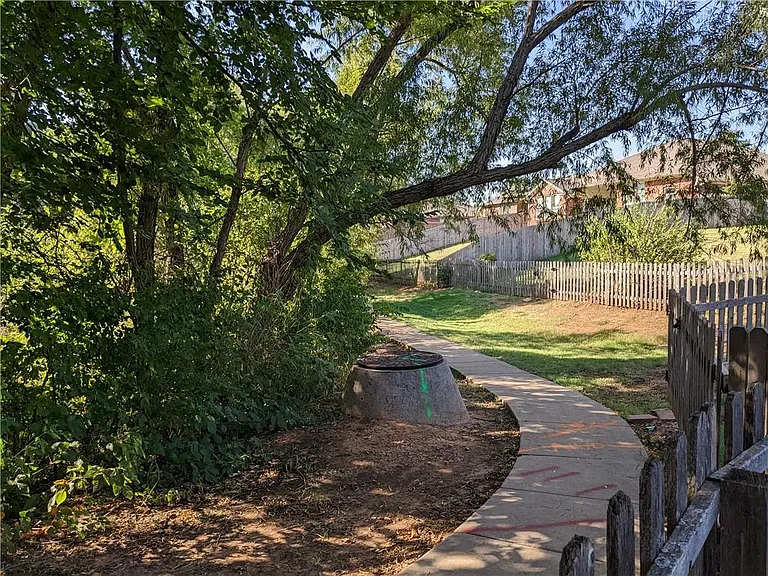 2508 Black Oaks Cir — Photo 25