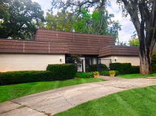 700 W Montcrew Dr, Kansas City, MO 64114