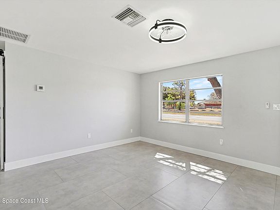 3rd image of 2536 Post Rd