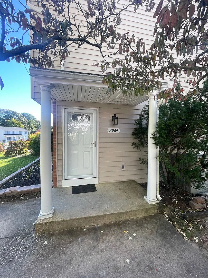 Beautiful 3 Bedroom Townhome in Glen Burnie, MD — Photo 2