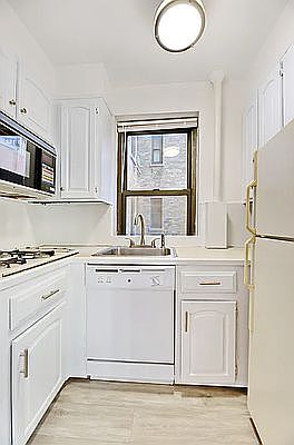 4th image of 220 E 62nd St #2D