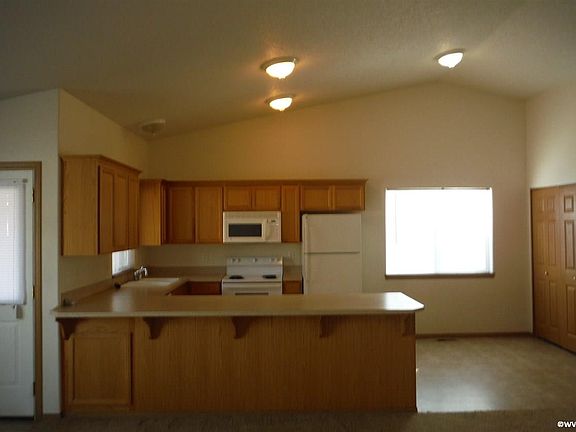 2nd image of 926 Molokai St SE