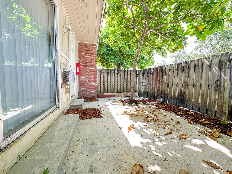 1029 S K St #3 — Photo 11