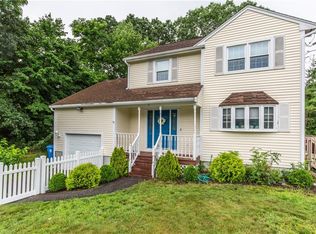 2 Crestwood Ln, Lincoln, RI 02865