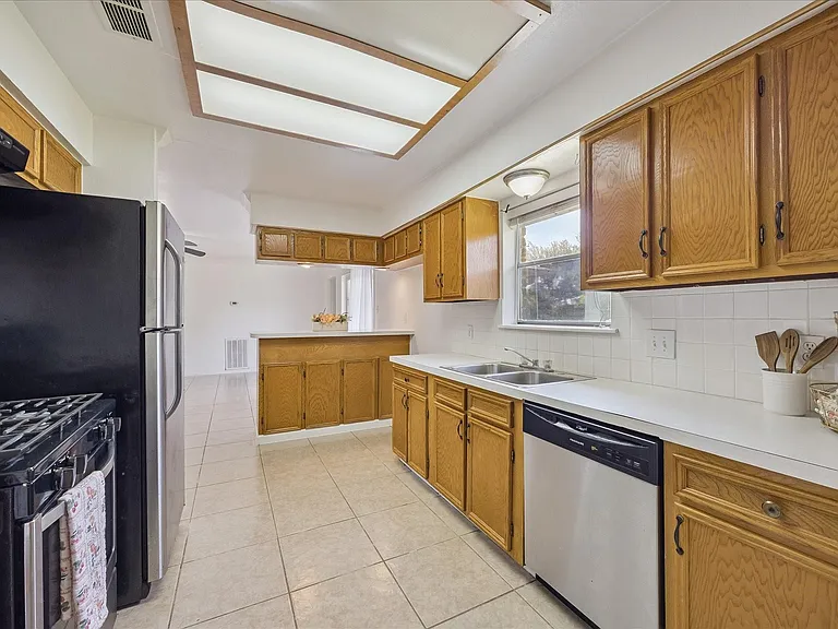 1217 E Brown Ln — Photo 3