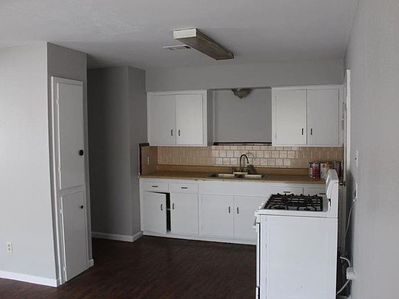5th image of 826 Elm St