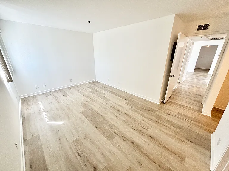 555 Oak St #301 — Photo 12