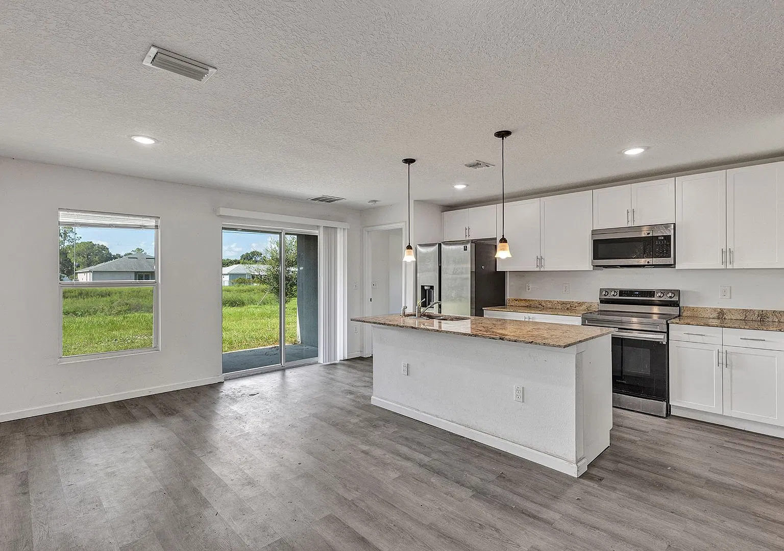 Stunning Newly Constructed Home in Palm Bay Modern Comfort Awaits! — Photo 2