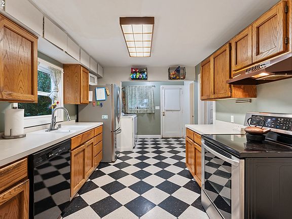 3rd image of 2910 Fairmount Ave
