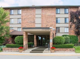 201 Lake Hinsdale Dr APT 103, Willowbrook, IL 60527