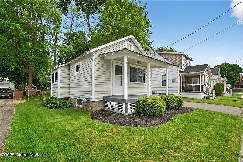 3rd image of 410 Sanders Avenue