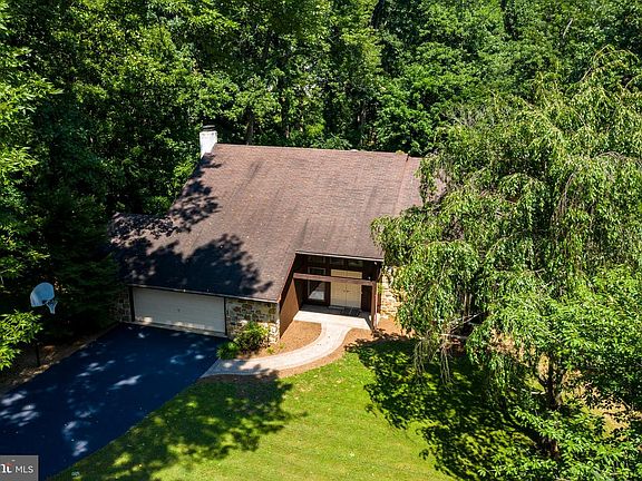 2nd image of 9 Clover Ln