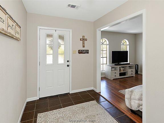 3rd image of 2708 Arbor Dr
