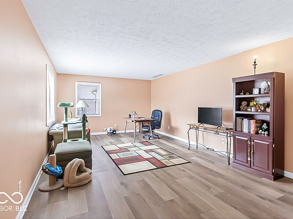 5th image of 986 Country Aire Dr