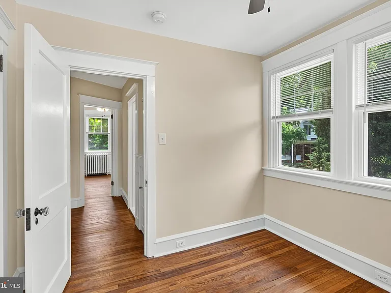 113 S Valley Rd — Photo 32