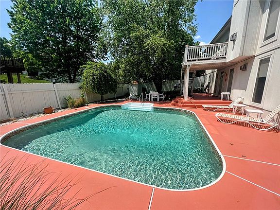 2nd image of 1119 SE Skyview Dr