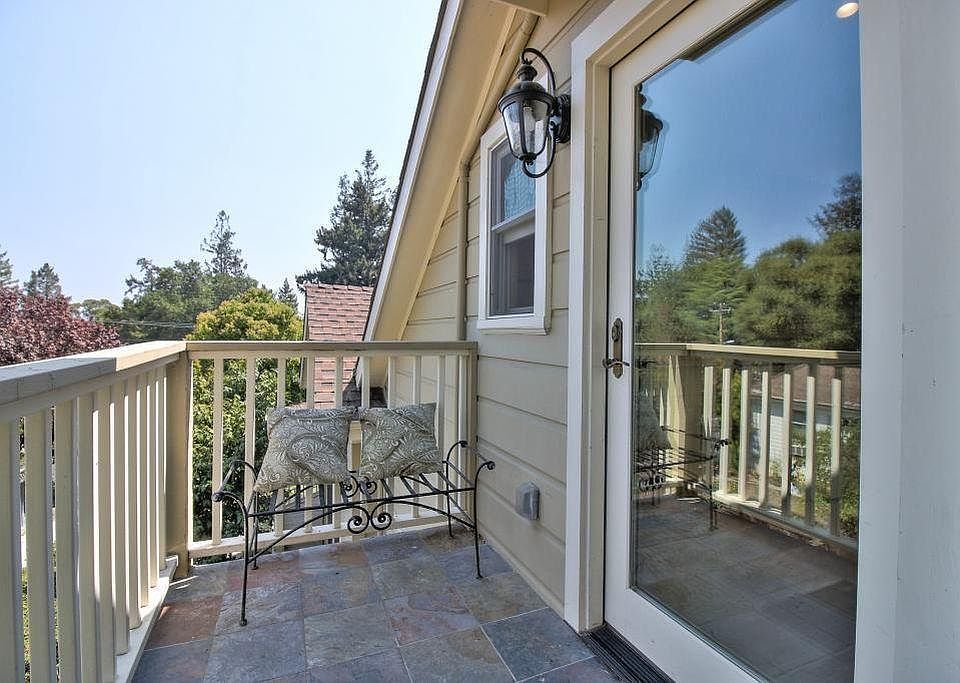 Upstairs landing with front door entry into the upstairs cottage