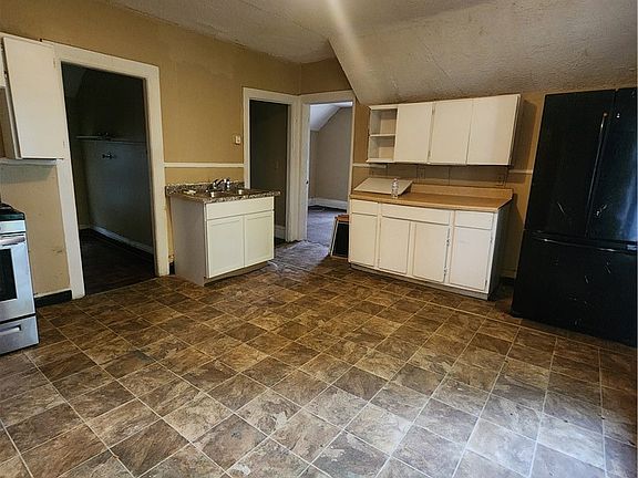 2nd image of 2 Hollister St