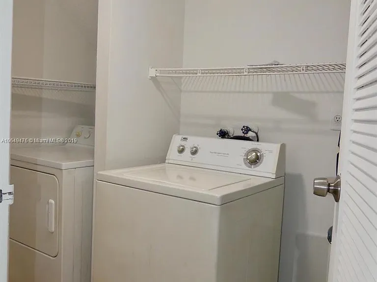 WASHER DRYER LAUNDRY ROOM IN UNIT