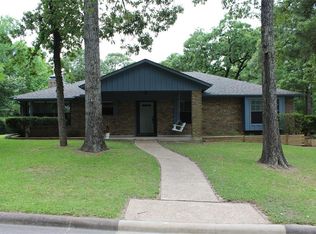1901 E Lake Dr, Huntsville, TX 77340