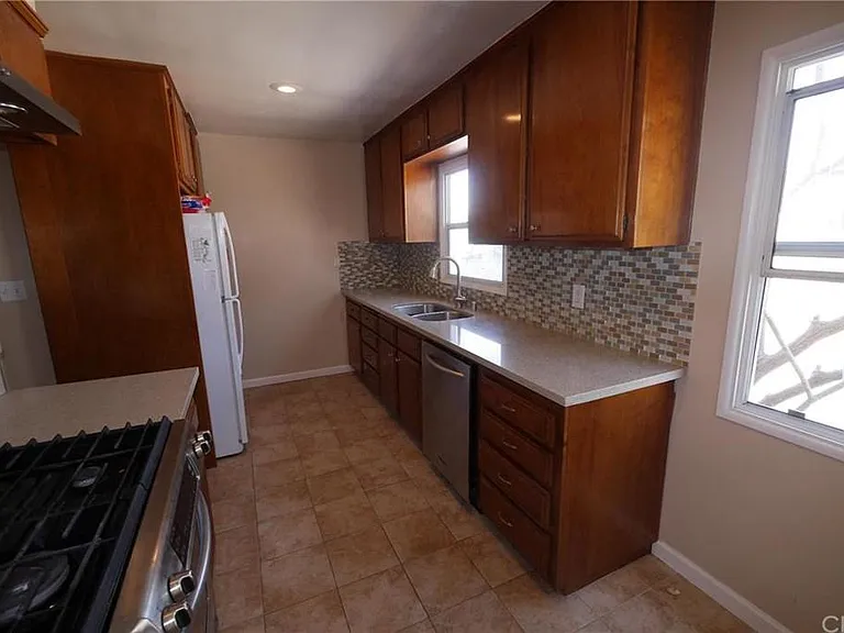 327 E Collins Ave — Photo 6
