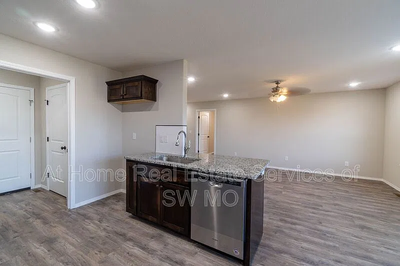 3 bed, 2.0 bath, 1267 sqft, $1,680 — Photo 3