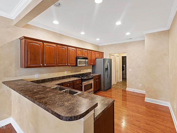 4th image of 158 Avonlea Pl #158