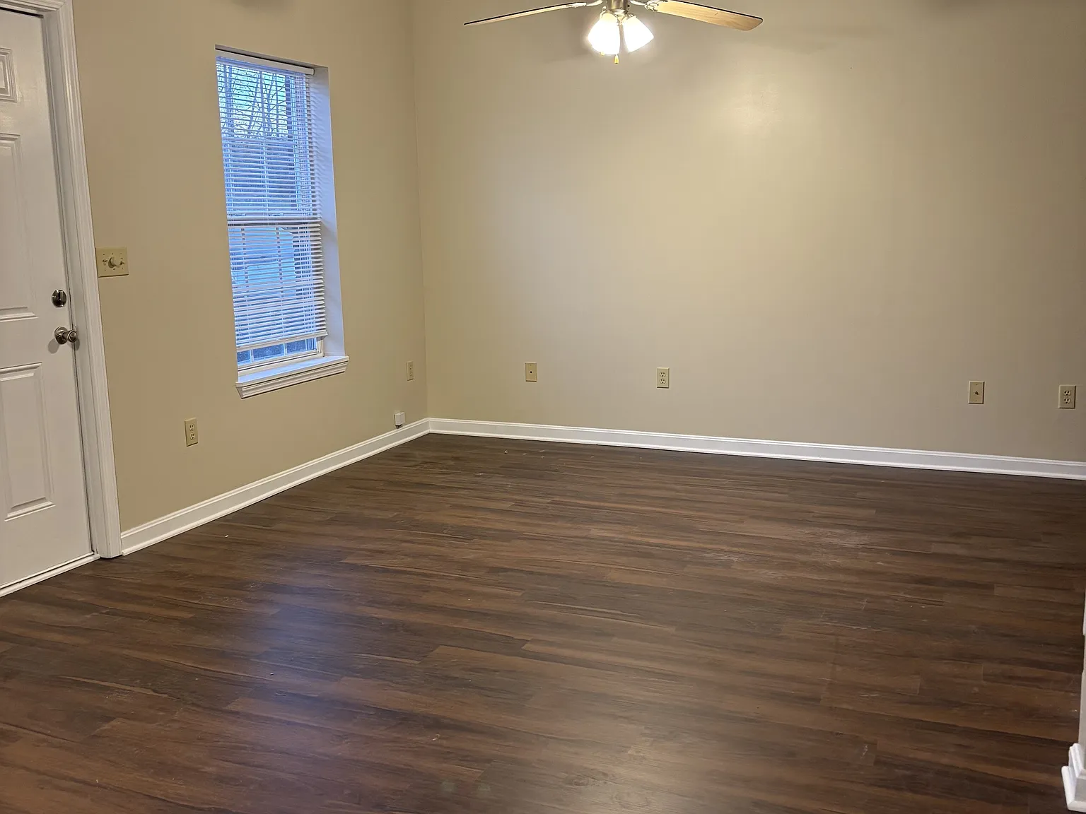 927 Redbud Apartments — Photo 3