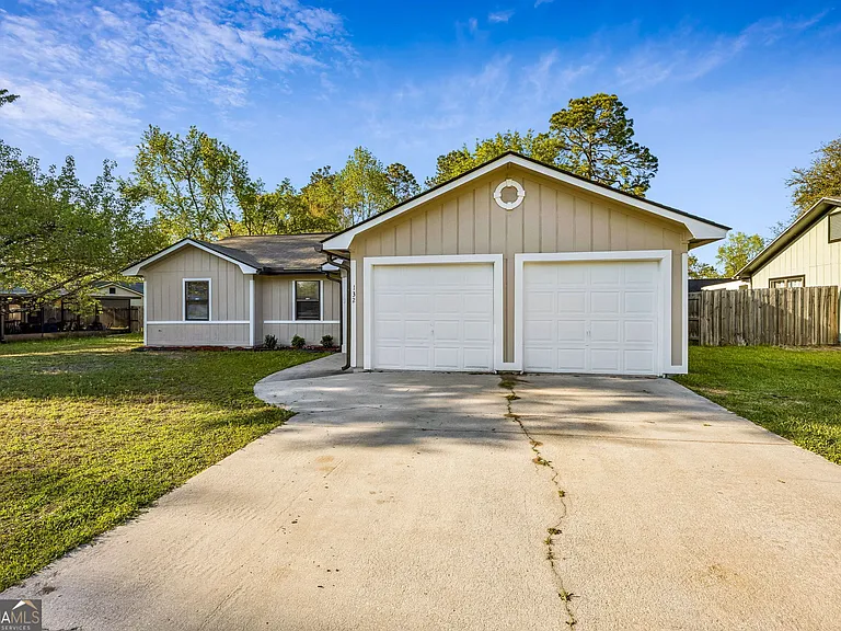 132 Woodvalley Dr — Photo 3