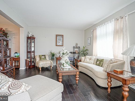 5th image of 43 Lexington Cir