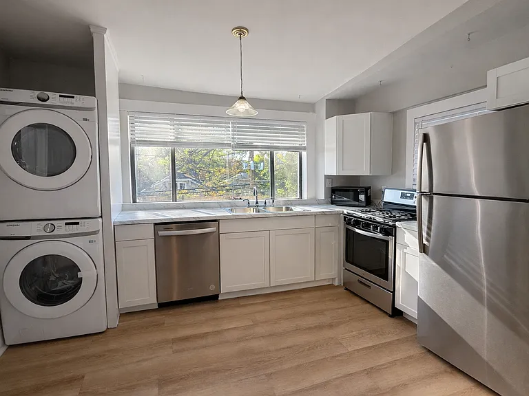 747 Barnett St NE #3 — Photo 2