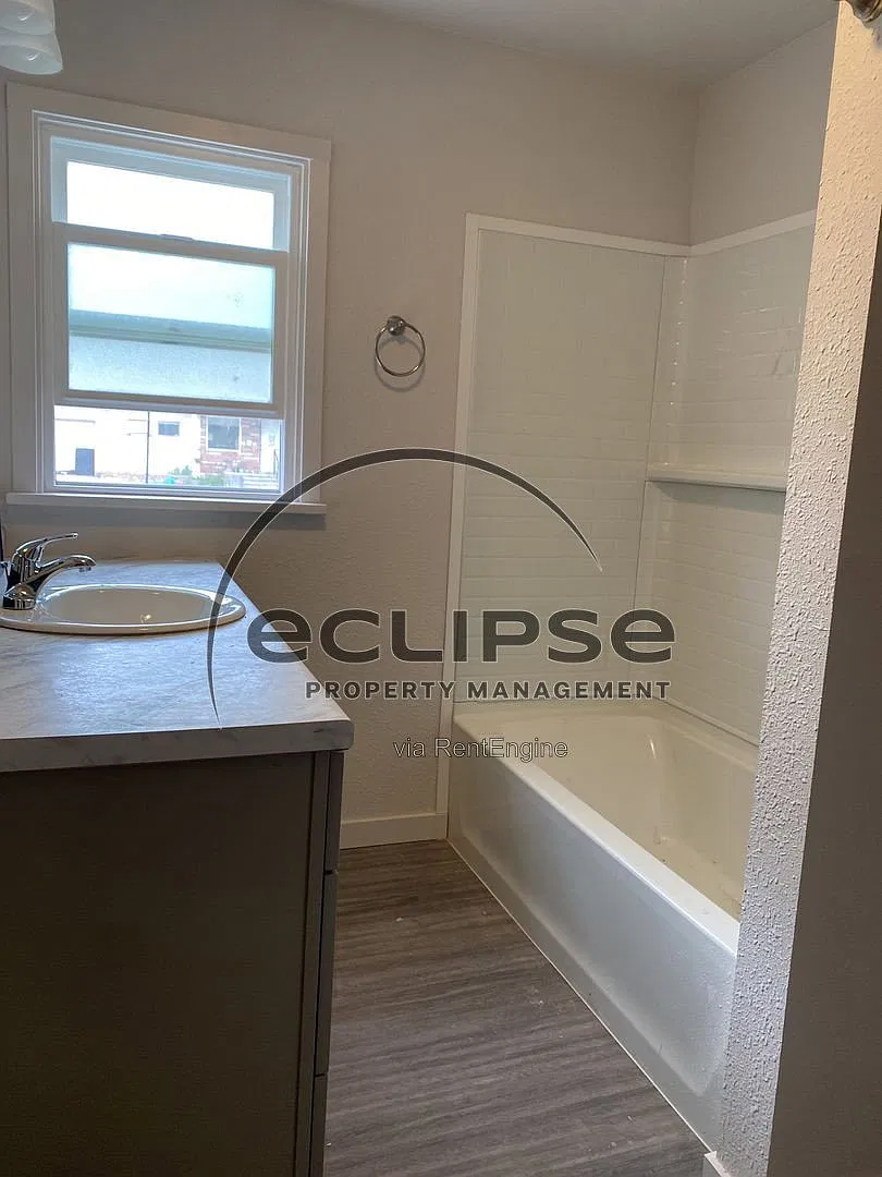 3 bed, 1.0 bath, 1191 sqft, $1,750 — Photo 2