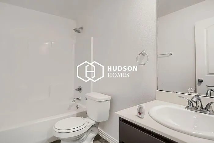 524 E Texas St — Photo 12
