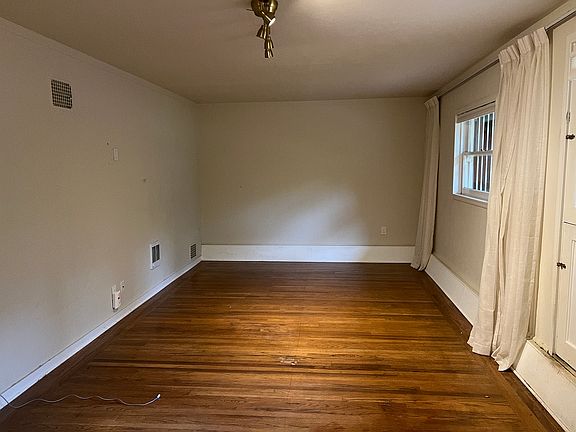 3rd image of 965 Baker St